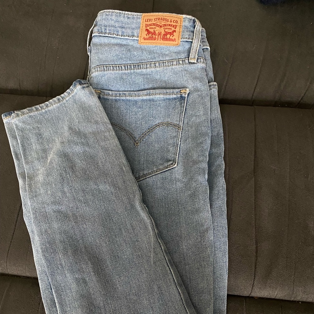 721 Levi’s size 28 light wash